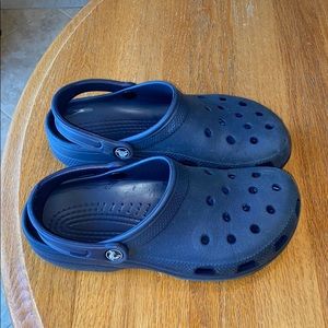 size 9 navy blue crocs